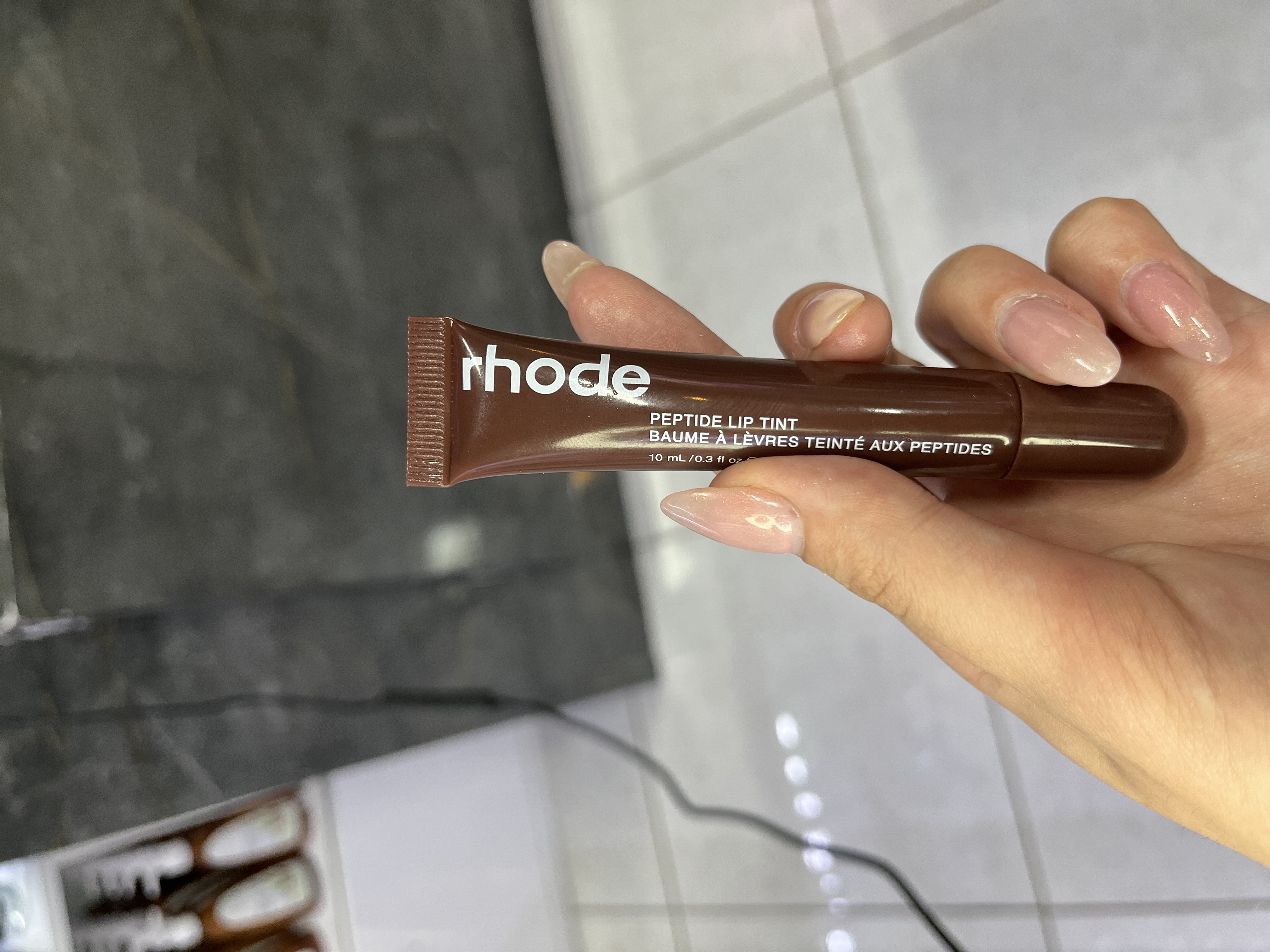 لیپ گلاس rhode رنگ قهوه ای تیره