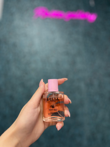 عطر جیبی وودی سنس مدل DELYA